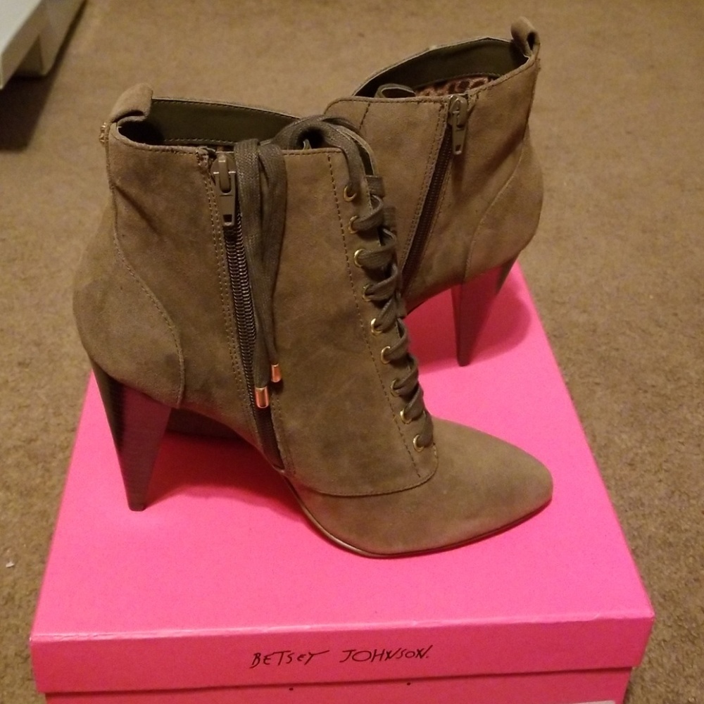 Betsey Johnson green suede booties